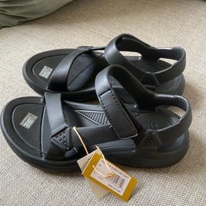 BRAND NEW Teva “Hurricane Drift” sandals - SIZE 7